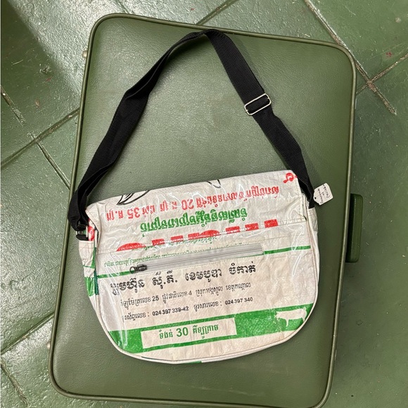 ANGKOR RECYCLED Pig Crossbody unused bag from Cambodia. - Picture 3 of 8